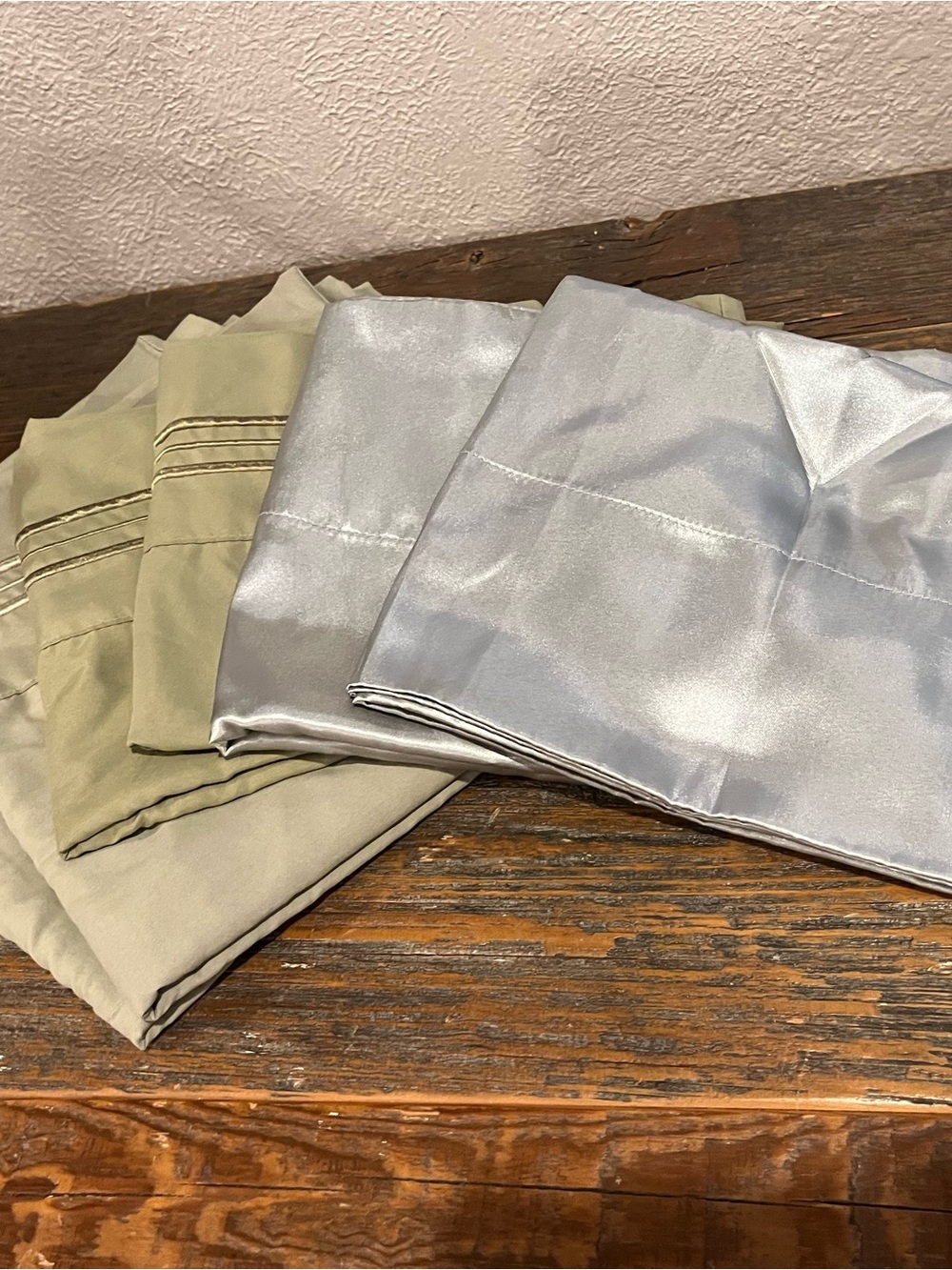 Set of Six pillow cases. 2 King and 4 standard size.